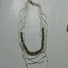 ナチュラルビューティベーシック　ホワイトビーズ 多層ネックレス