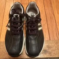 adidas 黒 スポーツシューズ