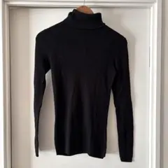 ブラックタートルネックセーター