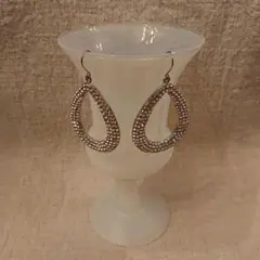ラインストーン装飾シルバードロップ型ピアス