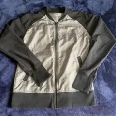 Under Armour 薄手のミドルシーズンブラウス