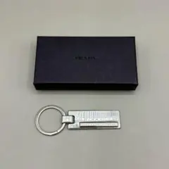 新品未使用✨️PRADA キーホルダー キーリング プレート ロゴ シルバーのサムネイル