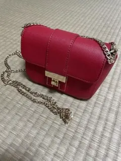 TOMMYショルダーバッグ　赤い合成皮革クロスボディバッグ