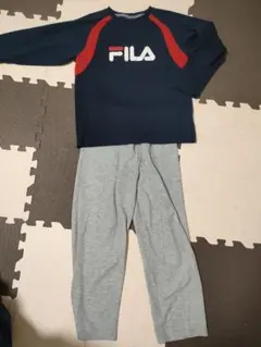 ②フィラの長袖スウェット