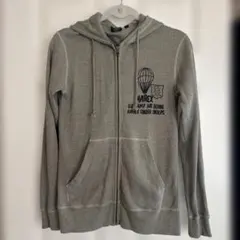 カーキのフード付きパーカー