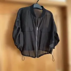 黒のジップアップノーカラージャケット