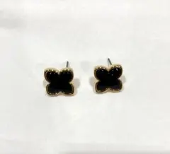 アンテプリマ　Anteprima クローバー型ピアス 両耳　ブラック　黒