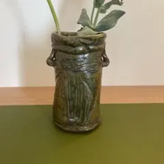 緑色陶器の持ち手付き花瓶