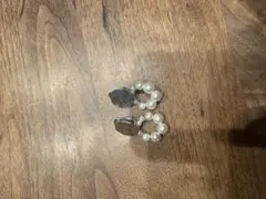 パールとメタルのフープイヤリング