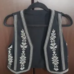 刺繍入り黒ベスト 約58cm肩幅 約45cm身幅のサムネイル
