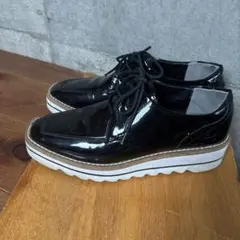 黒の厚底エナメル　レースアップシューズ