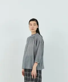 新品タグ付き　congés payés シャーリング衿フリルブラウスのサムネイル