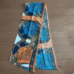 装飾的な青とオレンジのスカーフ