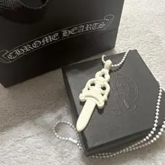 CHROME HEARTS 고무 대거 목걸이 화이트 아오야마 모델