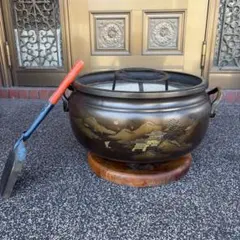 【即使用可・フルセット】時代物 真鍮火鉢 彫金山水画 五徳/火箸/灰ならし 即使用可・フルセット】時代物 真鍮火鉢 彫金山水画 五徳/火箸/灰なら