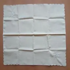 大判刺繍入りハンカチ-クリーム色