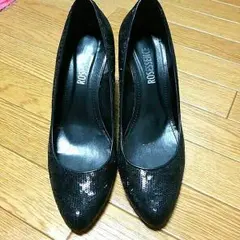 R&Eのスパンコールパンプス