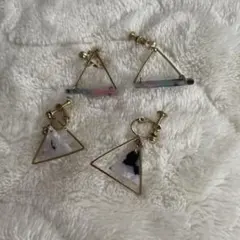 三角形デザインのイヤリング 2種