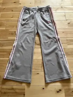 adidas グレー ストライプジャージパンツ