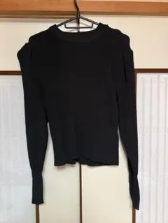 黒い肩出し長袖ニットセーター