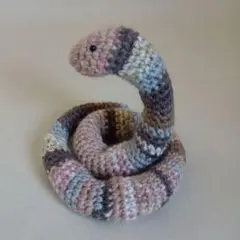 あみぐるみ 蛇 ピンク グレー