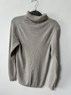 【無印良品】ベージュ タートルネック ニットセーターのサムネイル