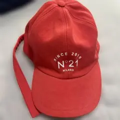 N°21（ヌメロ ヴェントゥーノ）のロゴ入りベースボールキャップ レッドのサムネイル