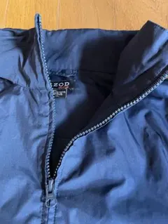 IZOD ナイロンジャケット　ワンポイント刺繍ロゴ　フード収納有り　ネイビー