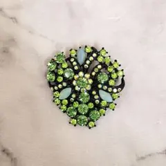 緑色クリスタルの花型ブローチ