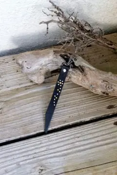 大人気 本革レザーキーホルダー スタッズ使用 フラワーデザイン キャリー HTC