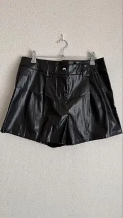 大きいサイズ レザー風ショートパンツ