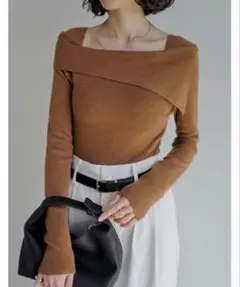 【新品未使用】アシンメトリーオフショルダーリブニットトップス　キャメル　Mサイズ