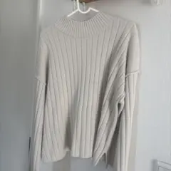 GU アイボリー ニットセーター