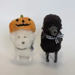 羊毛フェルトで作ったアルパカカットの黒いトイプードル(右側のトイプードル)