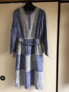 ブルーとグレーの生地に手刺しの刺繡のワンピースのサムネイル