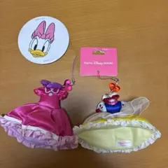 TOKYO Disney RESORT ドレス型キーホルダー2つ、缶バッチセット