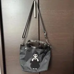 黒いショルダーバッグ　刺繍キャラクター付き