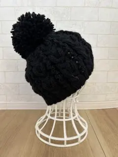 手編み　アラン模様のポンポン（大）つきキャップ　黒　ニット帽　ハンドメイド
