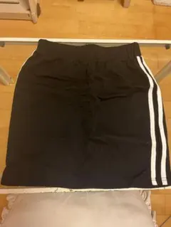 黒いタイトスカート サイドストライプ