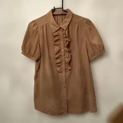 明るめブラウン　フリル付き半袖ブラウス
