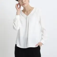 【美品】INDIVI バックサテンライトVネックブラウス　ホワイト 38
