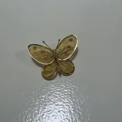 蝶の形の金色メッシュブローチ