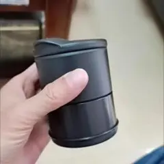 黒い円筒形小物入れ