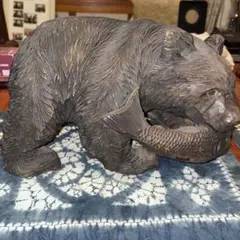 木製クマの魚を持つ彫刻　最終値下げ 1,160円→1,050円