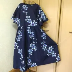 着物リメイク ポリエステル紺色花柄 フレアー袖ギャザーワンピース