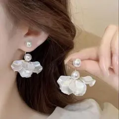 パールタイプ　フラワーモチーフ ピアス