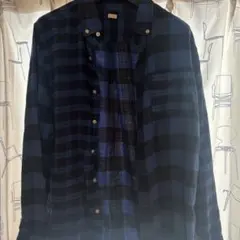 青と黒のチェック柄長袖シャツ