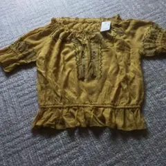 辛子色トップスのサムネイル