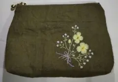 オリーブグリーンの刺繍ポーチ