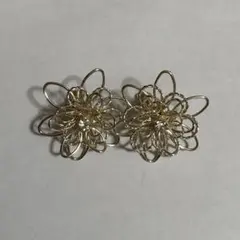 ゴールドワイヤーフラワーイヤリング